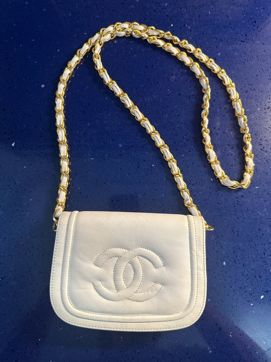 CHANEL Handbags - 1990’s vintage white leather Chanel wallet on chain